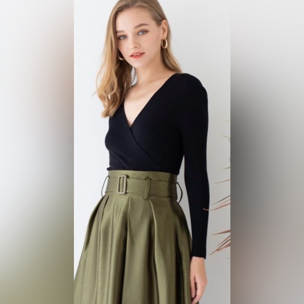 CHICWISH GLAM V-NECK RIBBED TOP IN BLACK SIZE MEDIUM